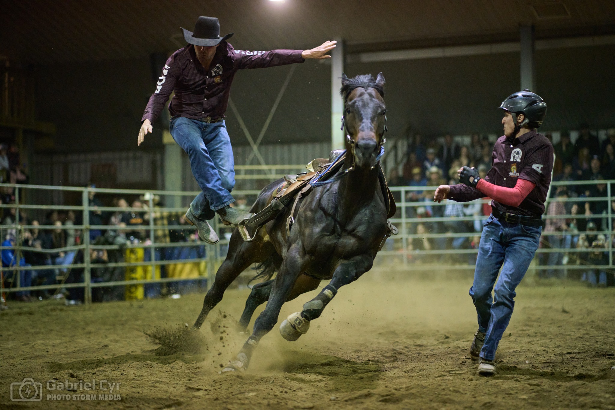 Action au rodéo Ranch Gagnon - cowboy et cheval