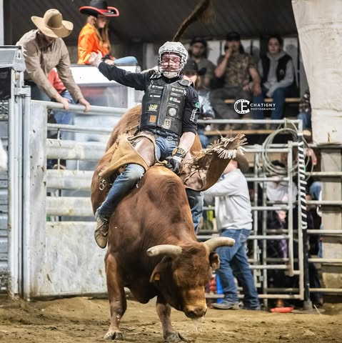 Bull riding VIP Ranch Gagnon